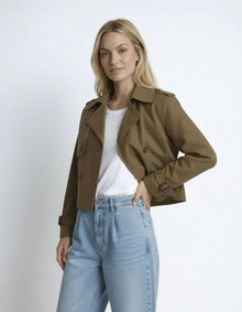 Kurze Trenchjacke für Damen mit doppelter Knopfleiste und Reverskragen in Braun