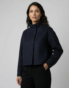 Kurze Damenjacke mit Stehkragen und geradem Schnitt in Blau