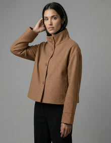 Kurze Damenjacke mit Stehkragen und geradem Schnitt in Braun