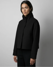Kurze Damenjacke mit Stehkragen und geradem Schnitt in Schwarz