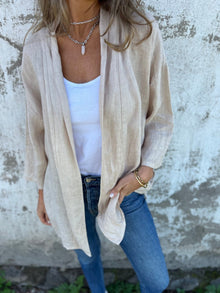 Strickjacke aus Leinen mit Rüschen in Beige