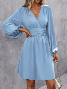 Julia – Damenkleid mit V-Ausschnitt und langen Ärmeln in Babyblau