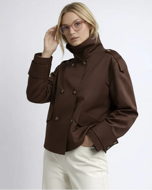 Kurzer Trenchcoat für Damen mit doppelter Knopfleiste und hohem Kragen in Braun