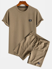 Kurzärmeliges geometrisches Jacquard-T-Shirt mit abgerundetem Saum & Shorts in Bräune