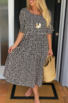 Zora | Figurfreundliches Sommerkleid mit femininer Silhouette in Schwarz