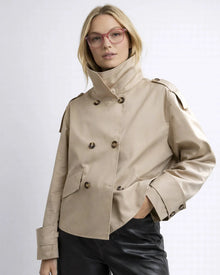 Kurzer Trenchcoat für Damen mit doppelter Knopfleiste und hohem Kragen in Beige