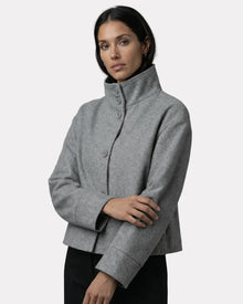 Kurze Damenjacke mit Stehkragen und geradem Schnitt in Grau
