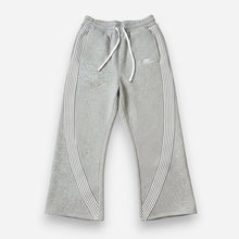 Baggy Jogginghose für Herren mit Streifen und ohne Bündchen am Bein in Grau