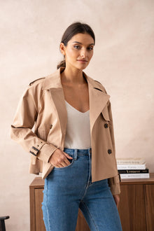 Gekürzter Trenchcoat in Beige