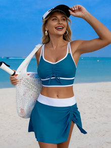 Greta | Zweiteiliger Bikini mit Kontrastkante, Drawstring und Bade-Rock in Pfauenblau