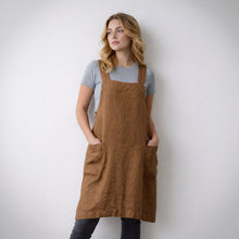 Schürzenkleid für Damen im geraden Schnitt mit Fronttaschen und gekreuzten Latzträgern am Rücken in Braun