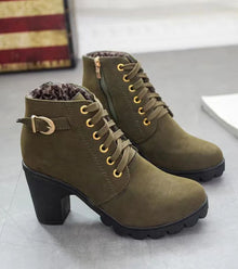 Maricar | Elegante Schnürstiefel mit Schnalle in Armeegrün