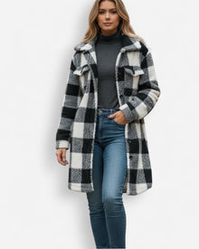 Langer Teddy-Mantel in Hemdjacken-Optik mit Karo-Muster in Schwarz