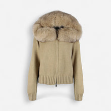 Strickjacke für Damen mit flauschiger Kapuze - kurz in Braun