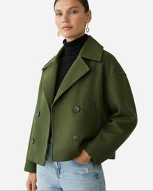 Kurze Jacke für Damen mit Reverskragen im zeitlosen zweireihigen Design in Grün