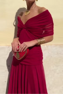 Rosamund | Elegantes Maxikleid für festliche Anlässe mit V-Ausschnitt in Leidenschaftsrot