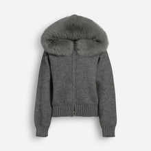 Strickjacke für Damen mit flauschiger Kapuze - kurz in Grau