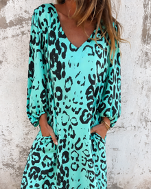 Sienna | Kleid mit Leoparden-Muster und V-Ausschnitt in Blau-Grün
