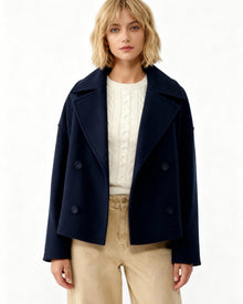 Kurze Jacke für Damen mit Reverskragen im zeitlosen zweireihigen Design in Marineblau