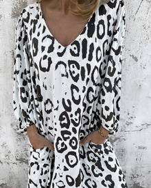 Sienna | Kleid mit Leoparden-Muster und V-Ausschnitt in Weiß