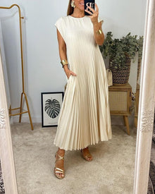 Jolijn | Ein Kleid, das zeitlos und bequem zugleich ist in Beige