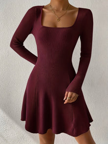 Nova | Kleid mit eckigem Ausschnitt und weitem Rock in Weinrot