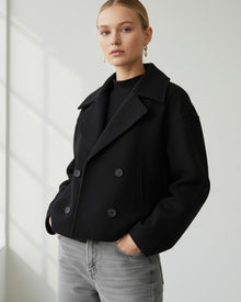 Kurze Jacke für Damen mit Reverskragen im zeitlosen zweireihigen Design in Schwarz