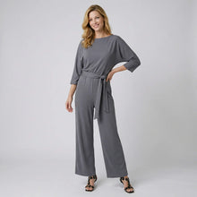 Jumpsuit für Damen mit Bindegürtel und Bootausschnitt in weiter Beinform in Grau