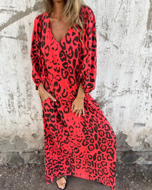 Sienna | Kleid mit Leoparden-Muster und V-Ausschnitt in Rot