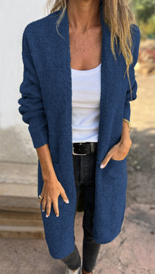 Gestrickter | übergroßer und lässiger Damenpulli mit Taschen in Marineblau