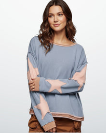 Buntes Langarm-Sweatshirt für Damen mit Applikationen in Hellblau