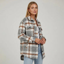 Lange Hemd Jacke im Karierten Design mit Brusttaschen im Oversized Schnitt in Braun