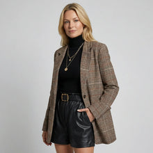 Karierter Blazer für Damen im geraden Longline-Schnitt mit Reverskragen in Braun