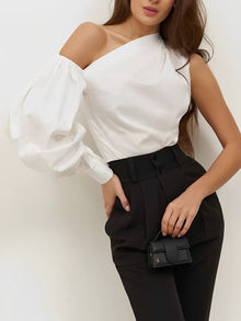 Pauline – Asymmetrische schulterfreie Bluse in Weiss