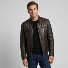 Leichte Herren Jacke in kurzer Länge mit Stehkragen und Reißverschluss Brusttaschen in Braun