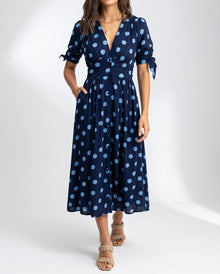 Fabienne - Elegantes Midi Kleid Mit Polka Dot Muster in Blau