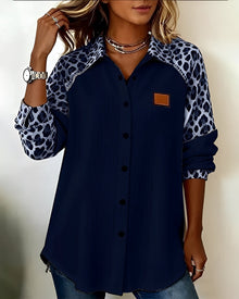 Bluse Damen mit Leopardenmuster | Knopfleiste & Ripp-Struktur in Blau