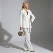 Hosenanzug für Damen aus tailliertem Longblazer mit Gürtel und gerader Hose in Reinweiß