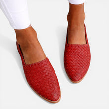 Damen Sandalen geflochten mit Fersenriemen und flacher Sohle in Rot