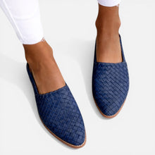 Damen Sandalen geflochten mit Fersenriemen und flacher Sohle in Blau