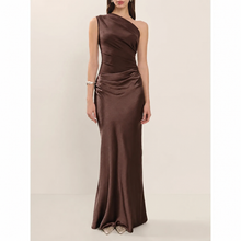 Isabella – Ein-Schulter-Abendkleid aus schokoladenbraunem Satin in Maxilänge in Braun