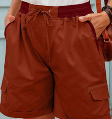 Audria – Kurzhosen mit hoher Taille Kordelzug und Cargotaschen in Rot