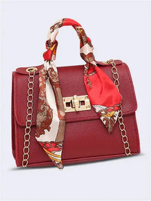 Alina – Schicke Handtasche mit Schal-Detail in Burgunderrot