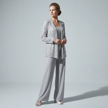 Dreiteiliger Hosenanzug für Damen als Hochzeitsgast mit weiter Hose und Pailletten Spitze in Silber