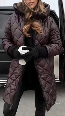 Clara – Gesteppter Mantel mit Kapuze für perfekte Wärme und Eleganz im Winter in Braun