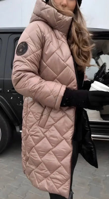 Clara – Gesteppter Mantel mit Kapuze für perfekte Wärme und Eleganz im Winter in Rosa