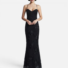 Langes Kleid mit Spaghettiträgern und Stickereien in Schwarz