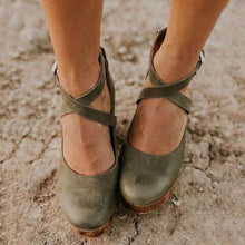 Erika – Damenschuhe mit Keilabsatz und geschlossener Spitze in Grün