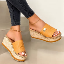 Camilla - Stilvolle hohe Keilsandalen in Beige