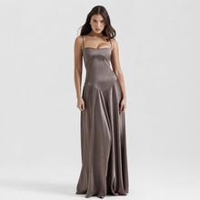 Jazmine - Elegantes, figurbetontes Maxikleid in Braun